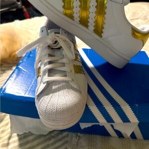 New inbox Adidas white sneakers with gold stripe